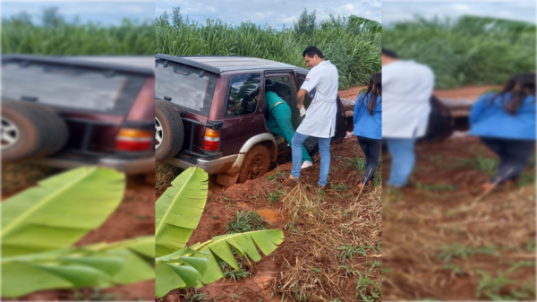 Dio a luz en camioneta que se atascó en el barro