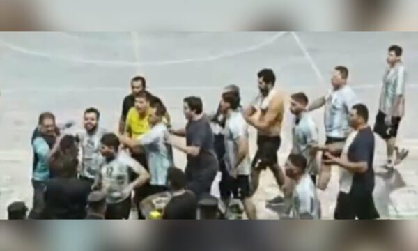 (VIDEO)Reventaron a árbitro por dar tarjeta roja en partido de handball