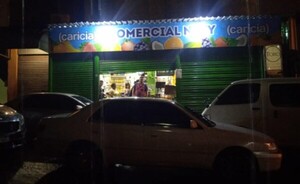 Ocho asaltantes hirieron a guardia y robaron local comercial