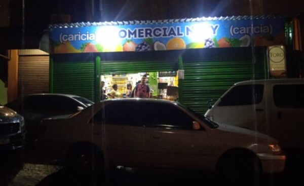 Ocho asaltantes hirieron a guardia y robaron local comercial