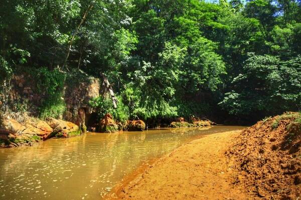 Niña de 6 años ho’ami al barranco del arroyo Fortín y se encuentra delicada