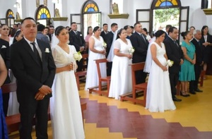 22 parejas dieron el sí en casamiento comunitario en Villarrica - Noticiero Paraguay