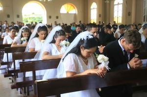 Unas 22 parejas se juraron amor eterno en boda comunitaria - Noticiero Paraguay