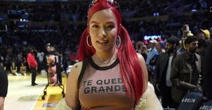 "Se le ven los botones”, a Karol G tras lucir un vestido trasparente en Paris
