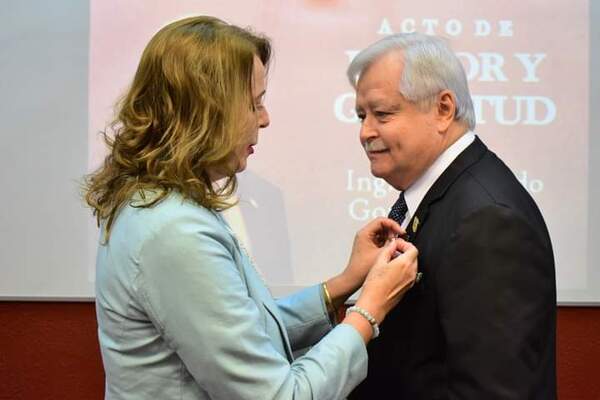UNAE otorgó al Ing. Hildegardo González Irala el reconocimiento de "Honor al Mérito"