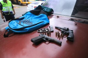 Versus / Delincuentes disfrazados de hinchas llevaban armas de fuego al clásico