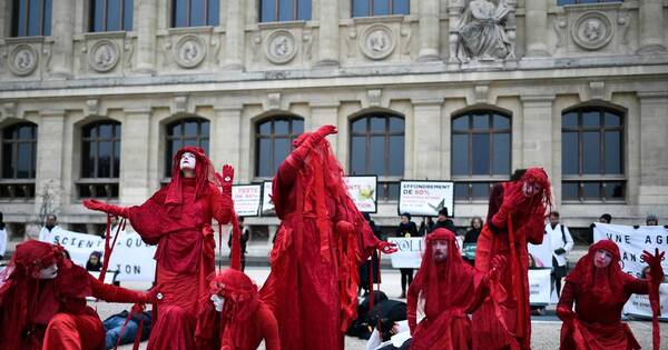La Nación / Científicos organizan en París cortejo fúnebre para los insectos