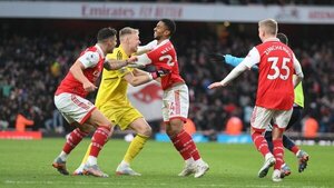 El Arsenal gana al límite