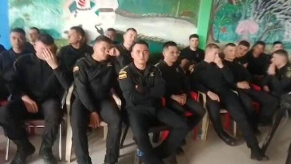 Dejan en libertad a los 78 policías y 6 trabajadores retenidos en el sur de Colombia