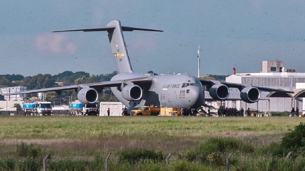 Imágenes de la llegada del avión militar de Estados Unidos