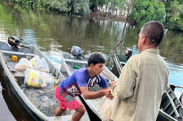 Asisten con alimentos a más de 100 familias afectadas por la crecida del río Paraná en Atinguy