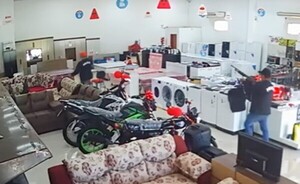 Roban dinero en asalto a local de Alex en Mallorquín