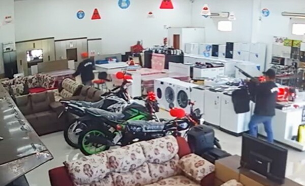Roban dinero en asalto a local de Alex en Mallorquín