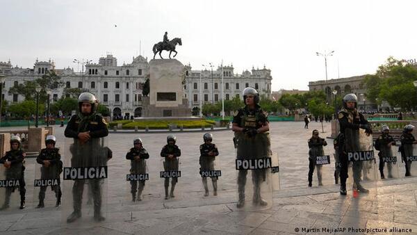 Protestas en Perú dejan 16 heridos y una comisaría incendiada