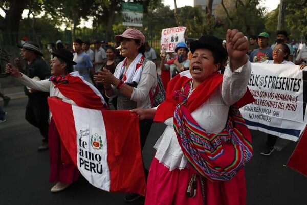 Aumentan heridos por protestas en Perú tras incendio de comisaria en el sur - Mundo - ABC Color