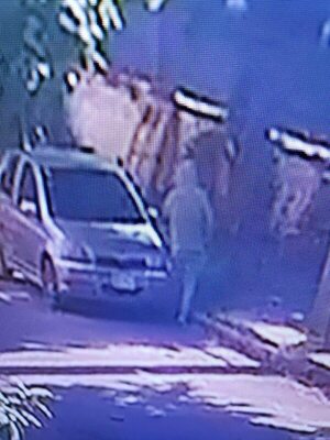 Video: en 30 segundos, se robó un auto en el barrio Villa Morra - Policiales - ABC Color