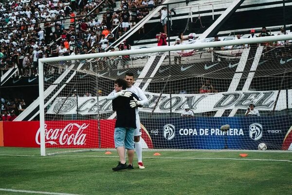 Telefonía premia a los hinchas y al Mono Tavarelli - Fútbol - ABC Color