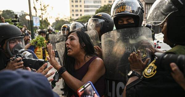 La Nación / Nuevos enfrentamientos entre manifestantes y fuerzas de seguridad dejan 18 heridos en Perú