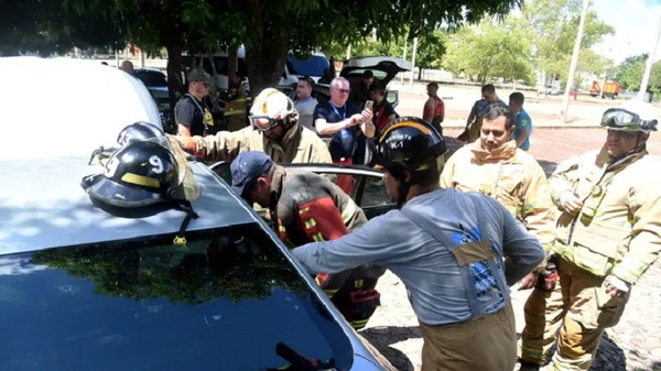 Franceses capacitan a bomberos en intervención de emergencias en vehículos eléctricos - Noticias Paraguay