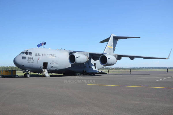 Exhiben avión militar yanqui en nuestro país