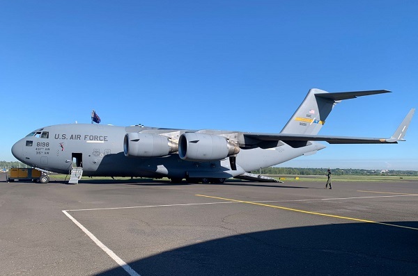 Avión carguero de la Fuerza Aérea de EE.UU. se exhibe en Ñu Guasu