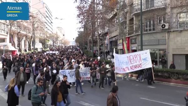 Miles de griegos protestan en Atenas por accidente de trenes - ADN Digital