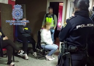 Detienen a pareja acusada de explotar sexualmente a más de 120 mujeres en España | 1000 Noticias