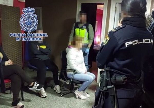 Detienen a pareja acusada de explotar sexualmente a más de 120 mujeres en España | 1000 Noticias