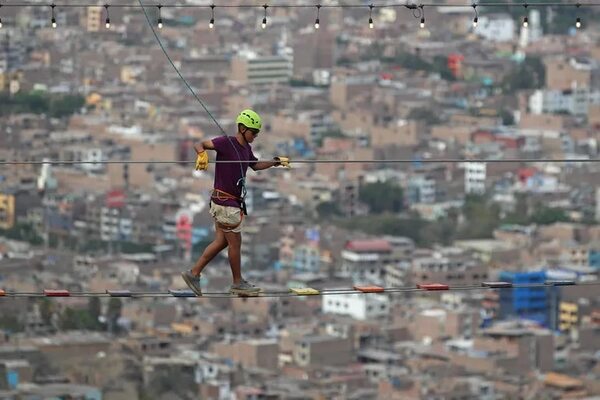 El puente colgante viral que lucha contra el estigma en las barriadas de Lima - Viajes - ABC Color