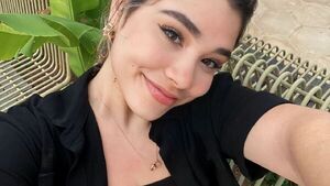 Bar le negó la entrada a una joven por estar en zapatillas
