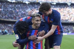Versus / Barcelona resiste con 10 hombres y logra un triunfo vital para afirmarse en la cima