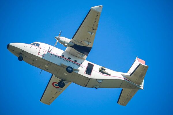 Con salto en paracaídas presidente se sumó a las celebraciones por el centenario de la Fuerza Aérea Paraguaya - La Clave