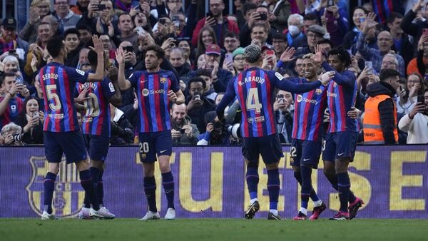 El Barça, con diez, se aferra al liderato