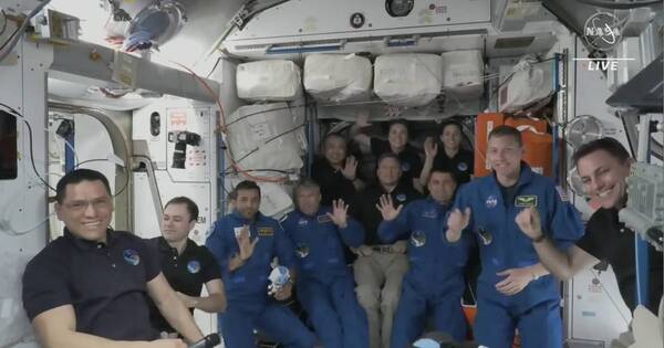 La Nación / Cuatro astronautas de SpaceX se unen a la Estación Espacial