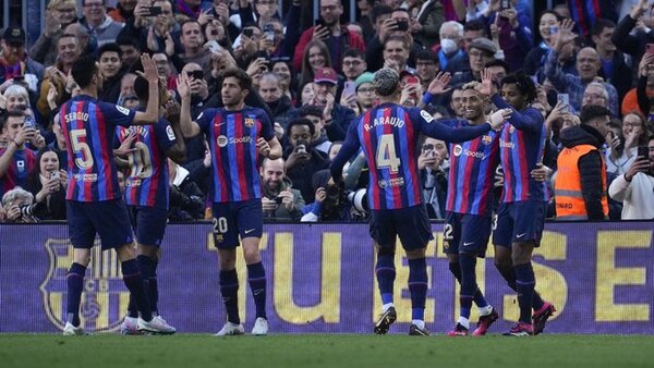 El Barcelona, con diez, se aferra al liderato