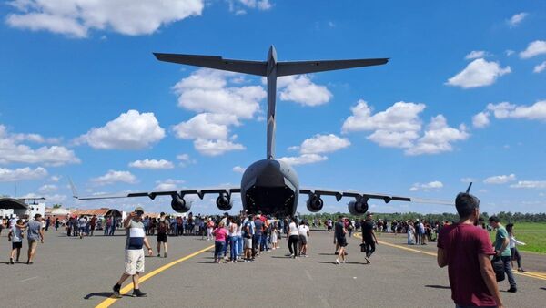 Colorido festejo por centenario de la Fuerza Aérea en Ñu Guasu