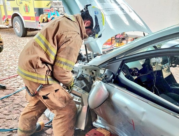Diario HOY | Bomberos son capacitados en rescate y extinción de incendios en vehículos eléctricos
