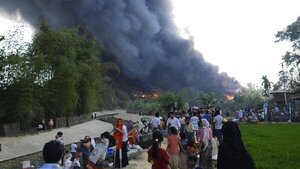 Un incendio deja sin hogar a miles de refugiados rohinyás