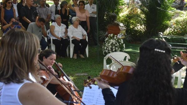 Con música y canto dan el último adiós al maestro José Luis Miranda