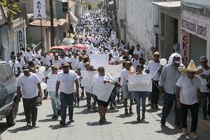 Policías comunitarios marchan por la paz en sur de México - MarketData