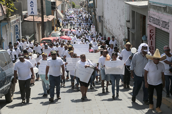 Policías comunitarios marchan por la paz en sur de México - MarketData