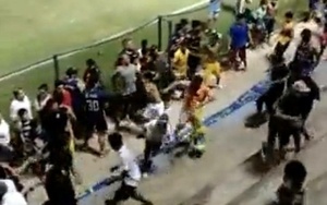 [VIDEO] Lamentable: Hinchas de Trinidense ¡a los golpes y patadas entre ellos!