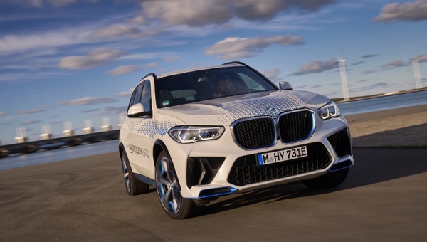 Una pila de tecnología adicional: BMW presentó iX5 Hydrogen, modelo para medir desempeño con hidrógeno