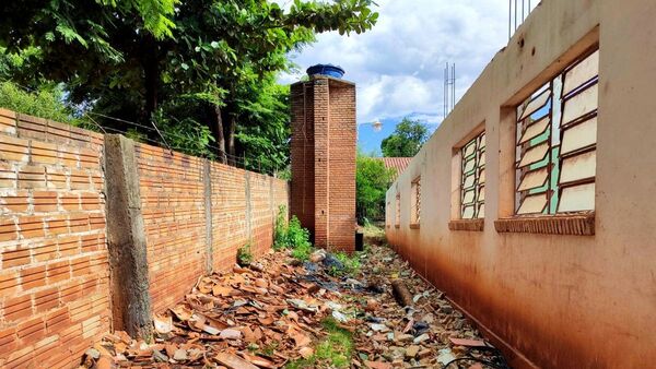 Alumnos pintan restos de tejas para recaudar recursos para su escuela