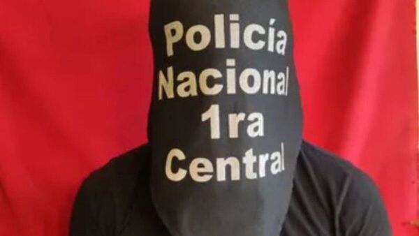 Quiso mostrar cómo se usa un arma y terminó disparando a su amigo
