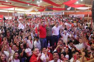 Multitudinaria asistencia de dirigentes marca gran unidad en torno a Landy y Santi Peña - La Clave