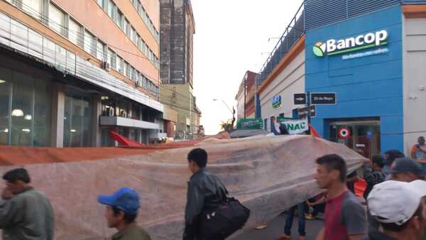 Diario HOY | Campesinos cierran calles del microcentro por “acuerdo incumplido”