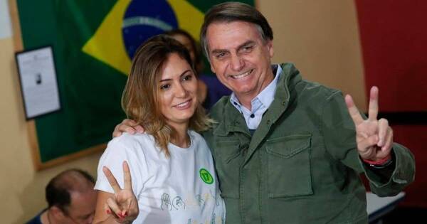 La Nación / Cuestionan a Bolsonaro por tratar de ingresar joyas sin declarar