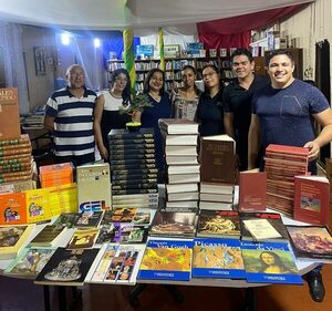 Donan 500 libros a la biblioteca municipal de Presidente Franco - Noticde.com