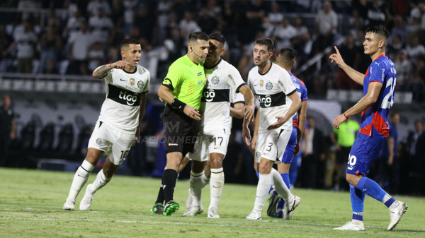 ¿Fue bien cobrado? El árbitro del superclásico habla del penal para Olimpia ante Cerro